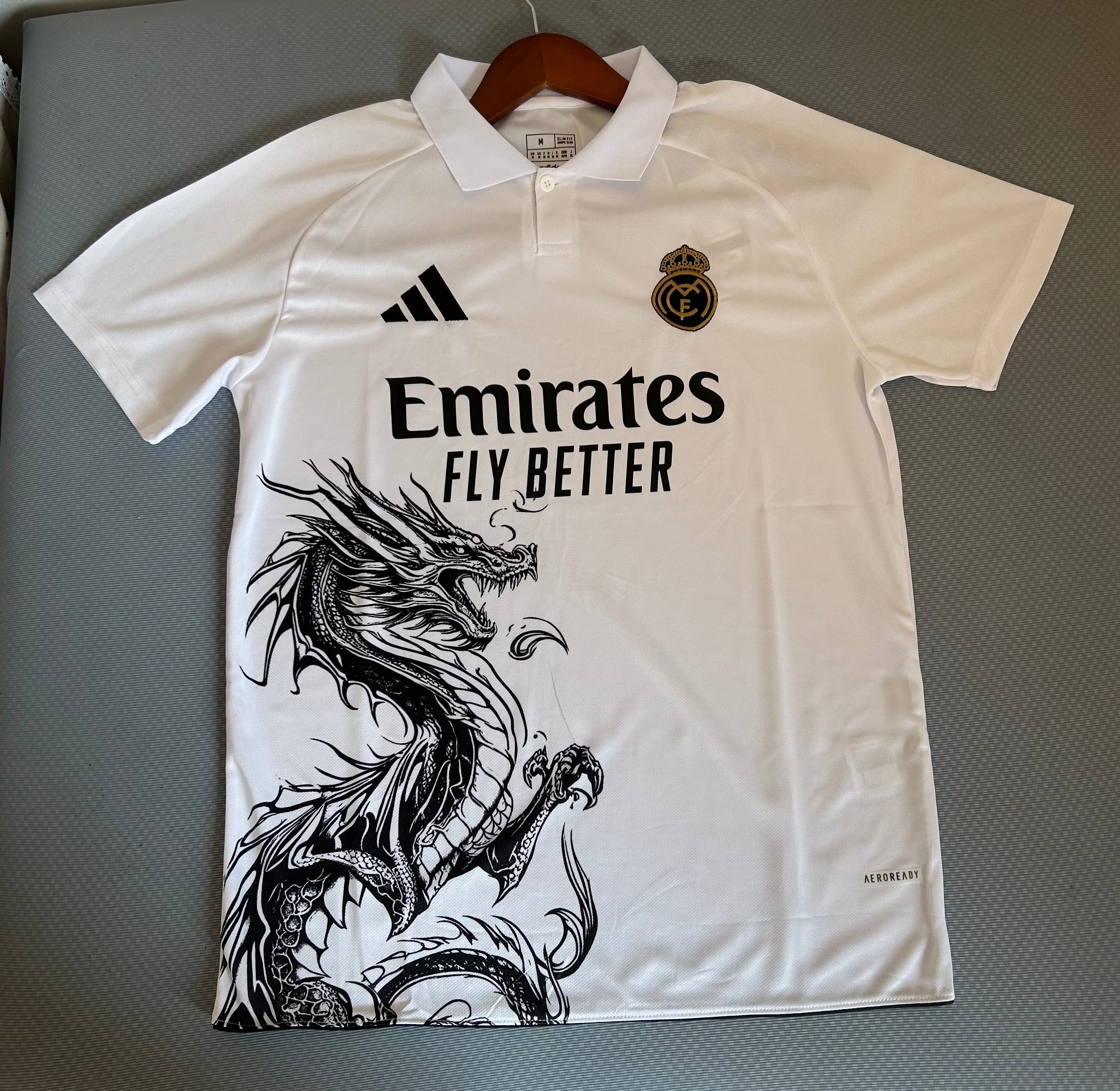 Maglia Real Madrid Special 2025 bianca con dragone nero e colletto