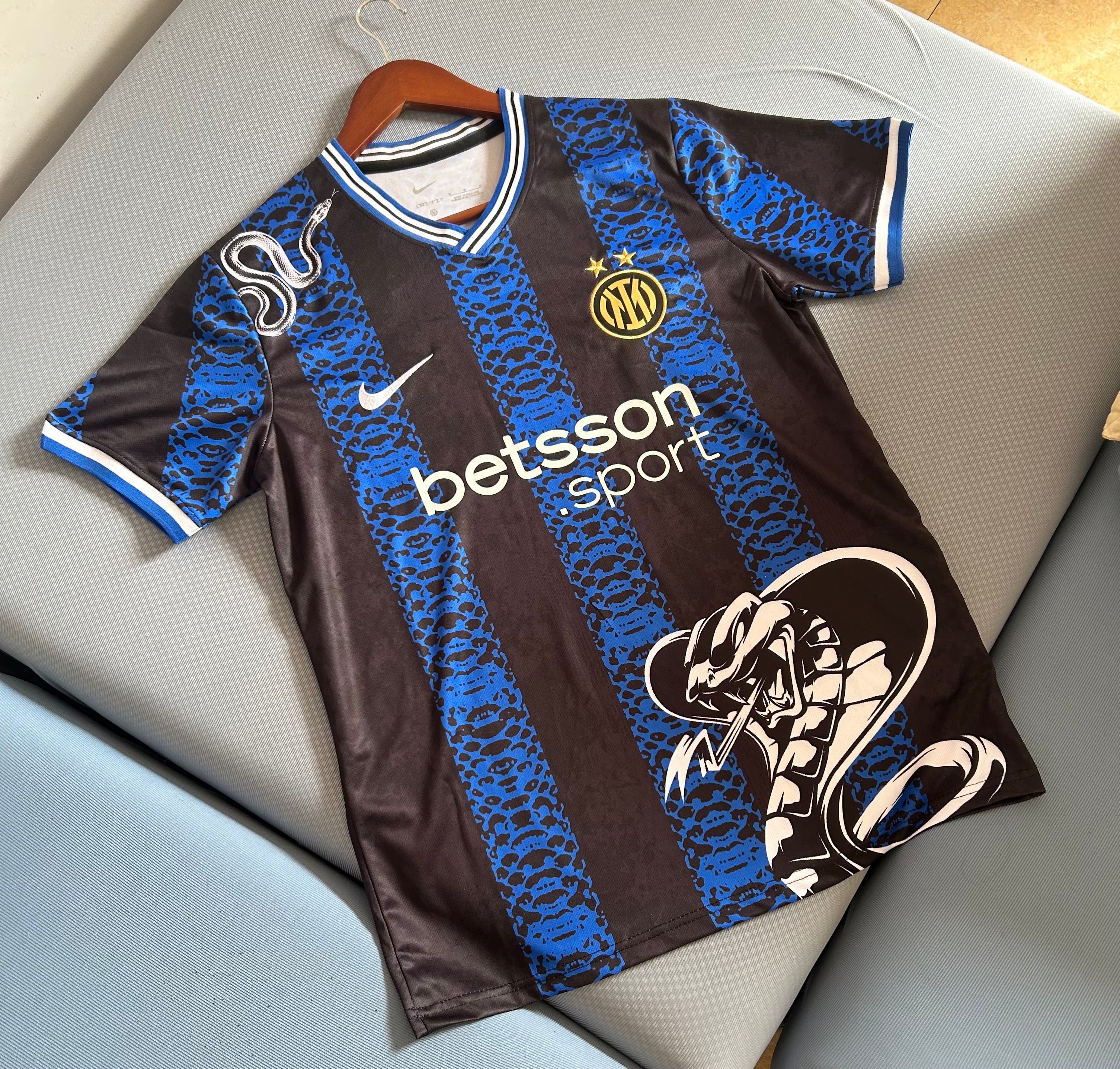 Maglia Inter special 2024/25 con serpente